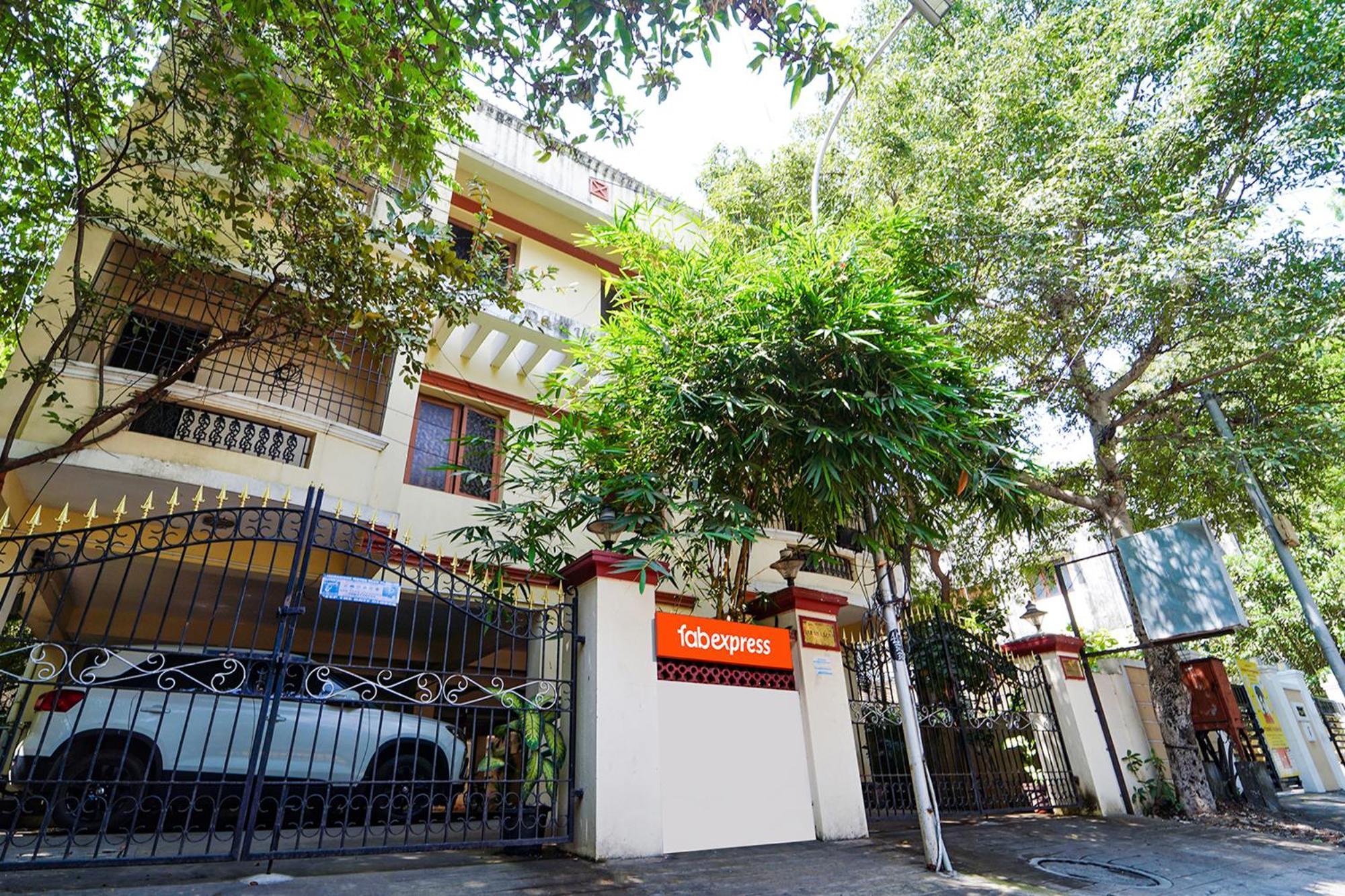 Hotel Fabexpress Shree Shylee Niwas